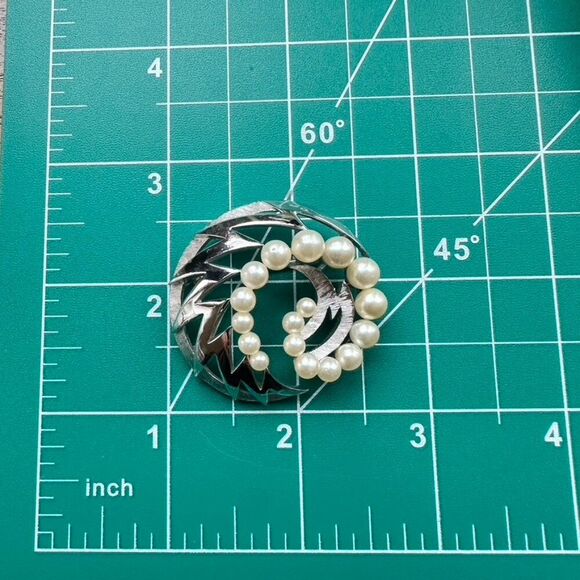 Vintage Crown Trifari Silvertone Faux Pearl Swirl Round Brooch Pin - Picture 7 of 7